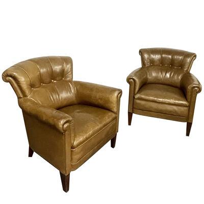 Pair of Leather Lounge Cigar Chairs, Mid 20th Century, Tuffted