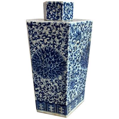 CHINESE BLUE AND WHITE URN