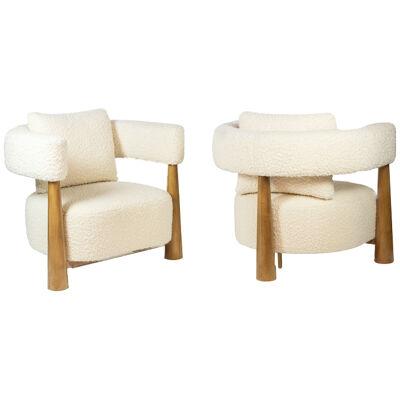 Pair of “bean” shaped armchairs, in blond beech. Contemporary work.