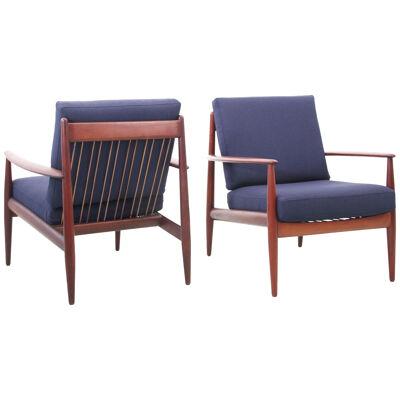 Mid-Century modern pair of lounge chairs in teak model 118 by Grete Jalk