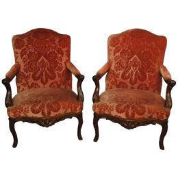 A GOOD PAIR OF FRENCH CARVED WALNUT OPEN ARMCHAIRS