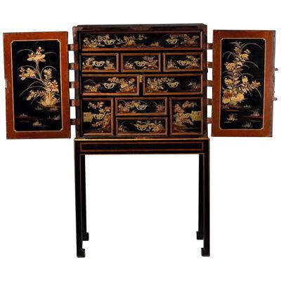 A FINE LATE 17TH CENTURY JAPANESE LACQUER CABINET