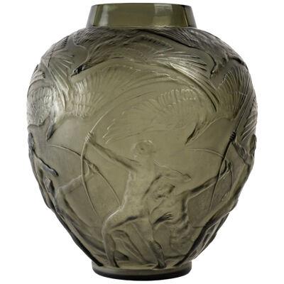 1921 René Lalique - Vase Archers Grey Smoked Topaz Glass