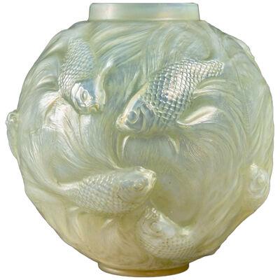 1924 René Lalique - Vase Formose Opalescent Glass With Lime Green Patina