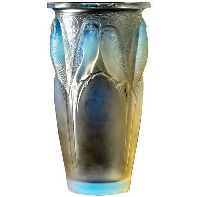 1924 Rene Lalique - Vase Ceylan Opalescent Glass Parrots