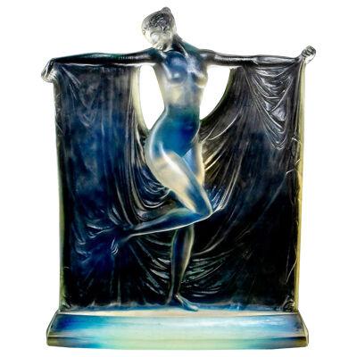 1925 René Lalique - Statuette Suzanne opalescent glass