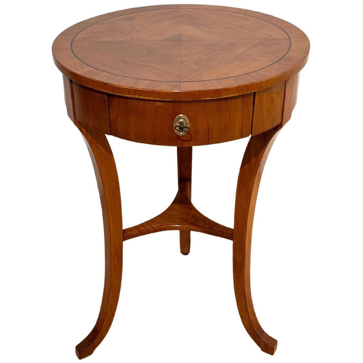 Round three-legged Biedermeier Side Table, Walnut, South Germany circa 1820