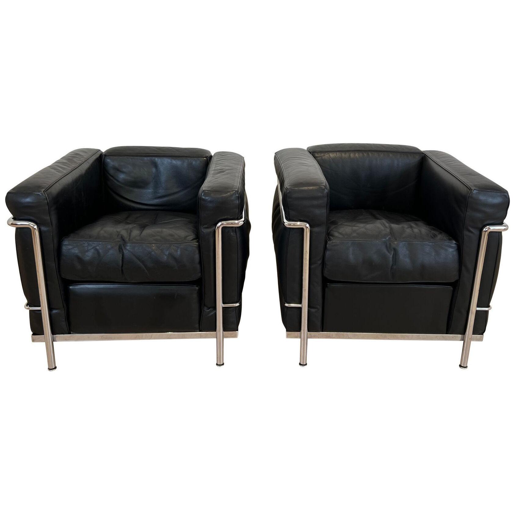 Pair of LC2 Petit Comfort Armchairs, Chromed Frame, Black Leather, Italy, 1970s