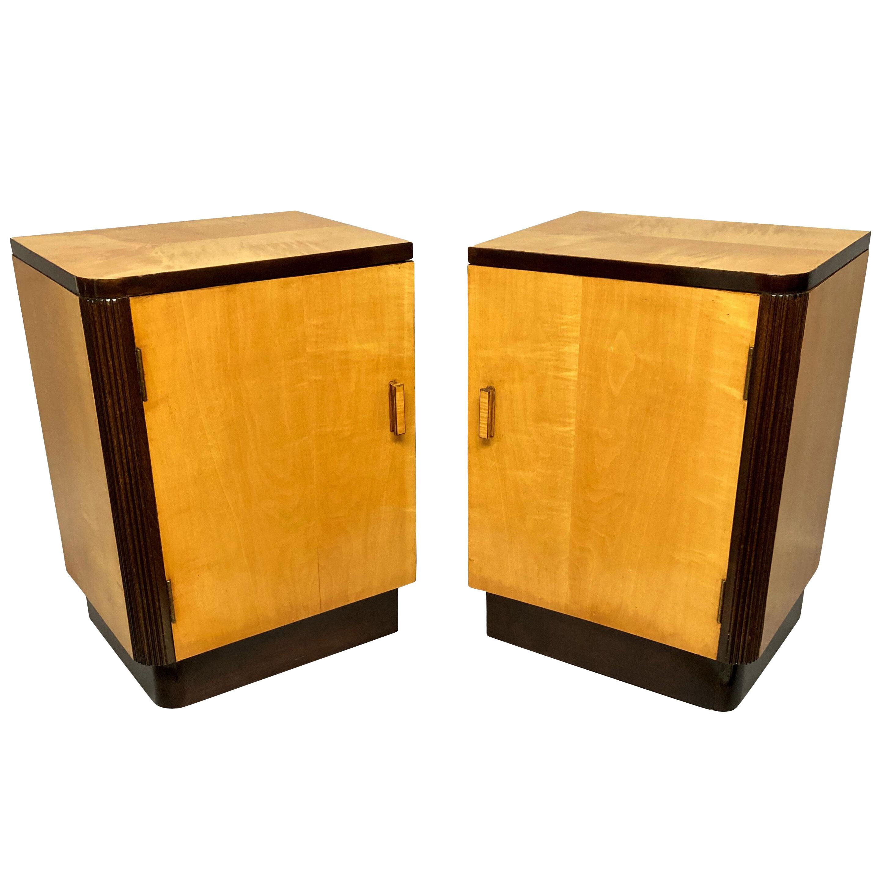 A PAIR OF ITALIAN MID-CENTURY NIGHT STANDS IN MAPLE WOOD