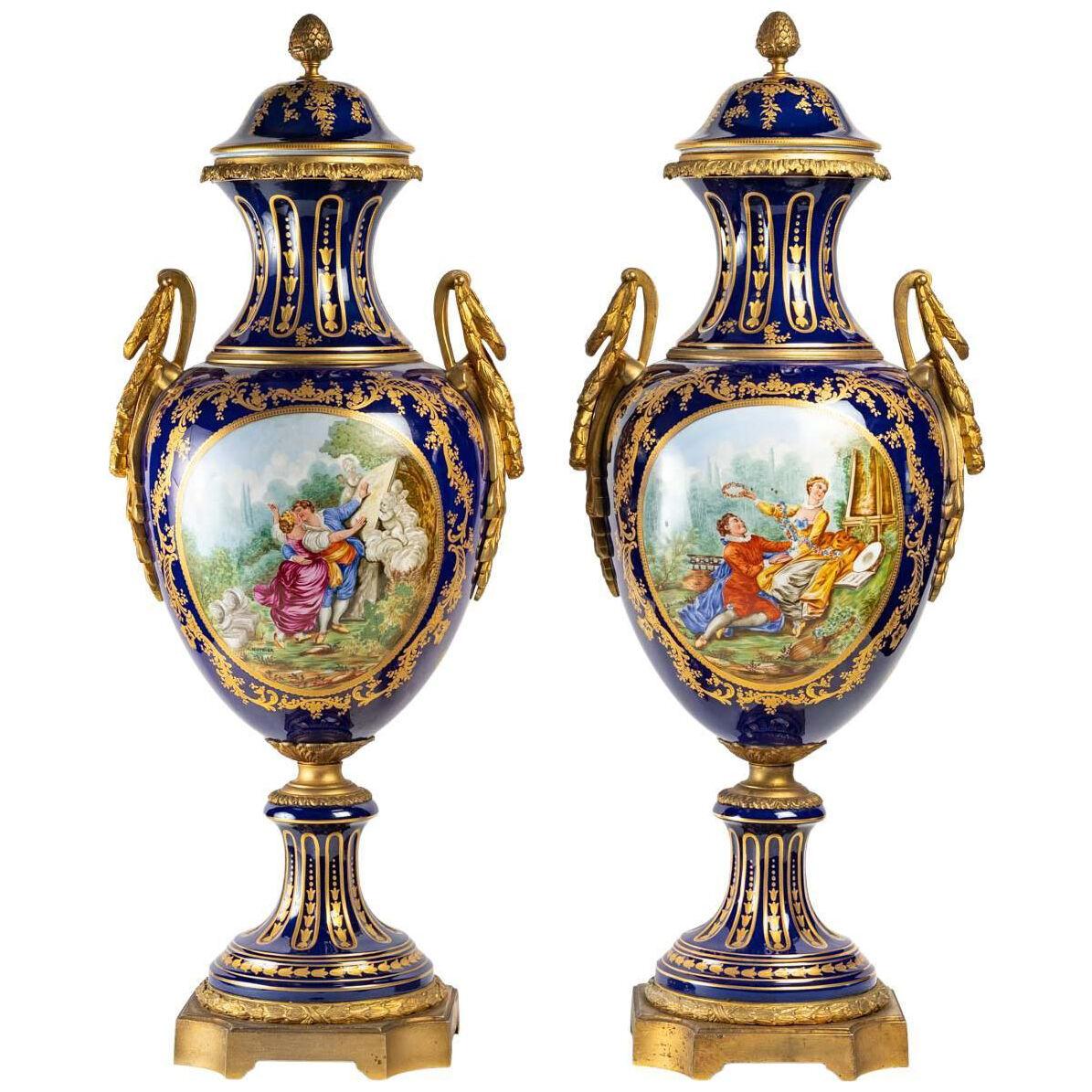 Important Pair of Covered Vases