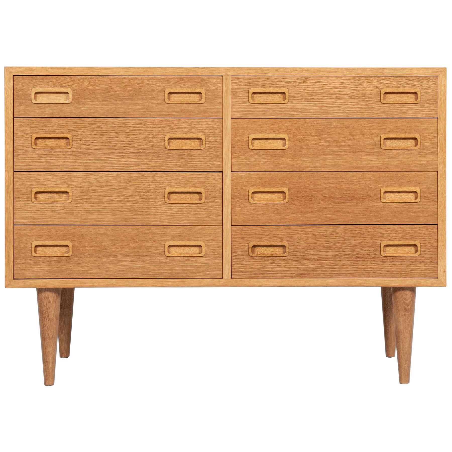 Midcentury Danish chest of 2x4 drawers in oak by Hundevad 1960s