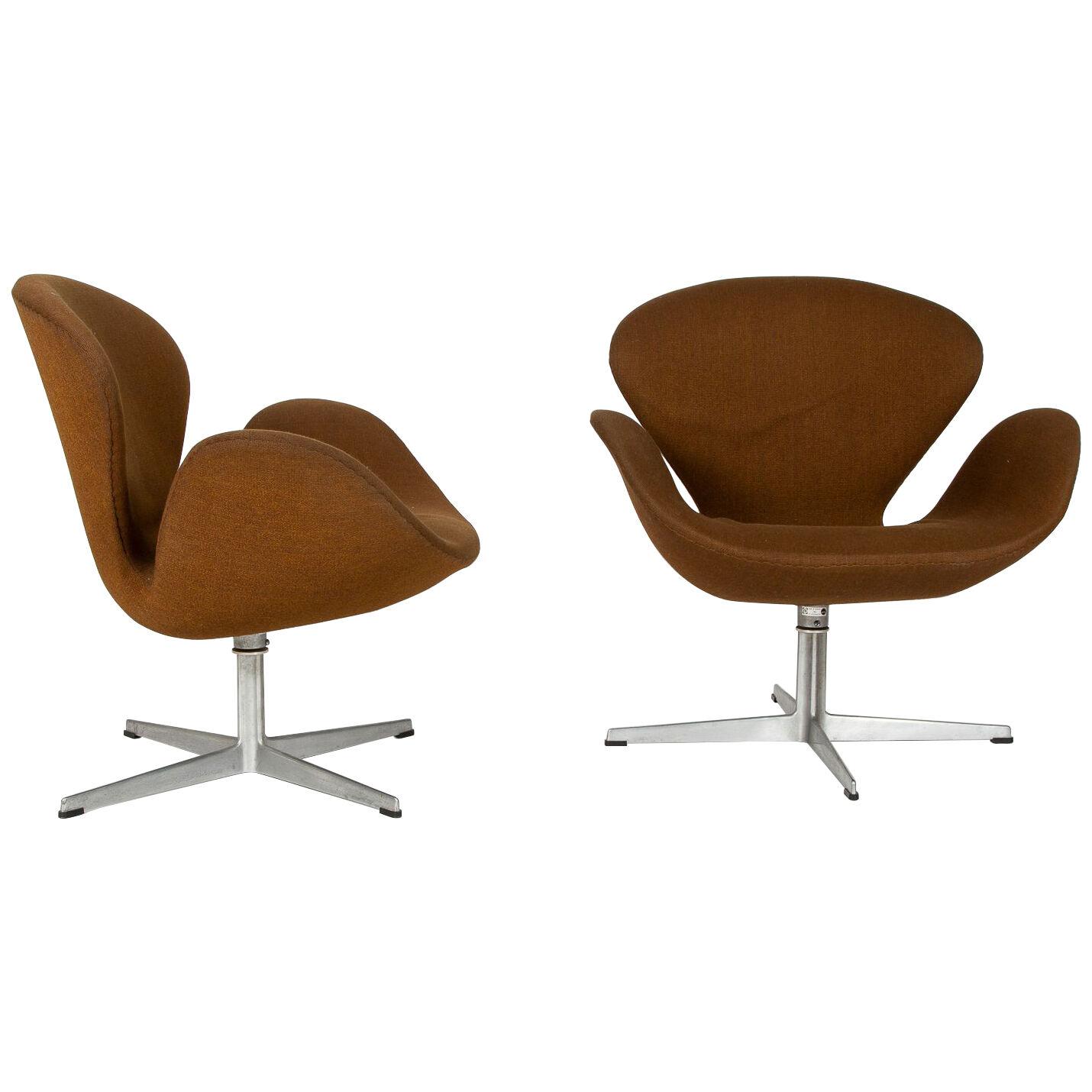 A pair of Swan lounge chairs designed by Arne Jacobsen, first model, dated 1970.