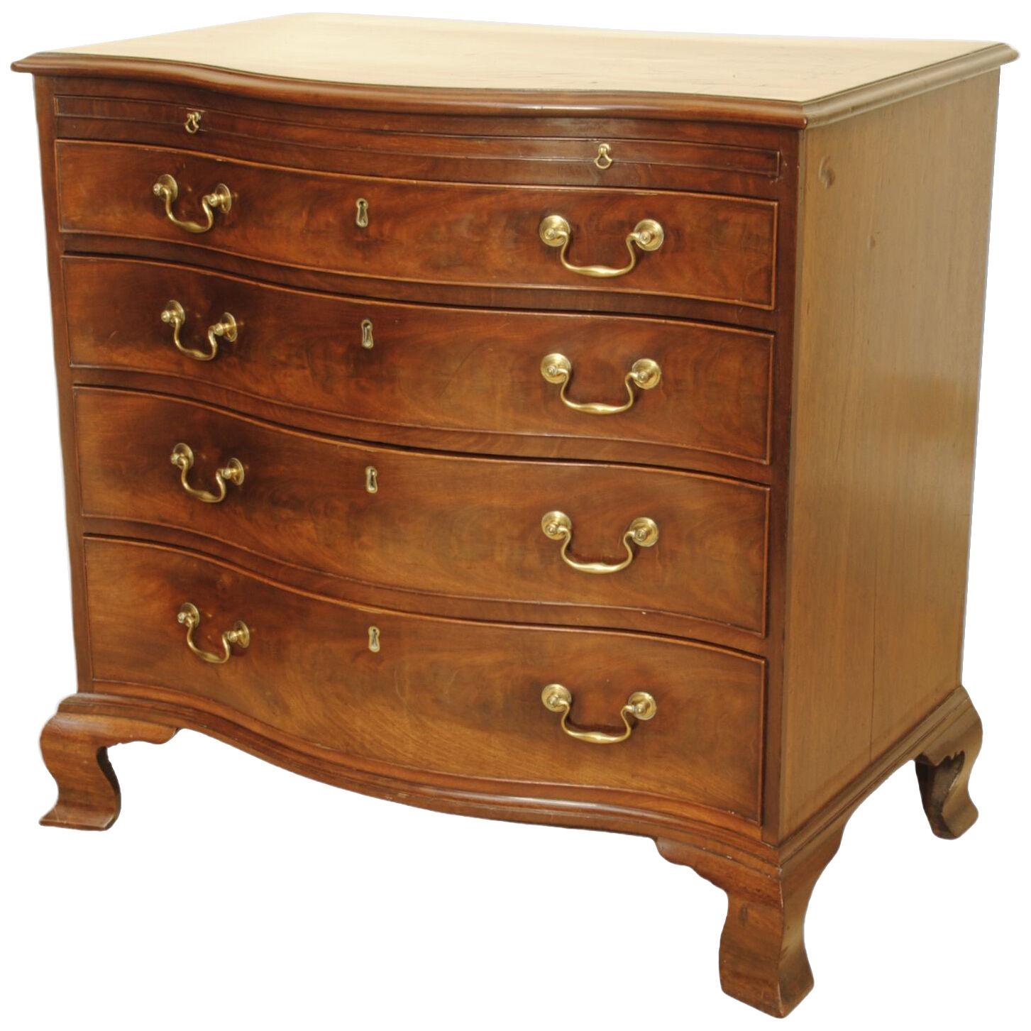 A FINE AND SMALL 18TH CENTURY SERPENTINE CHEST OF DRAWERS