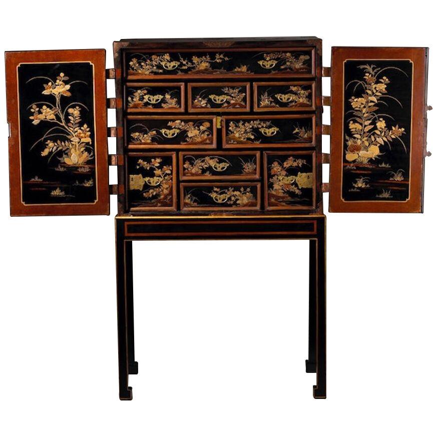 A FINE LATE 17TH CENTURY JAPANESE LACQUER CABINET