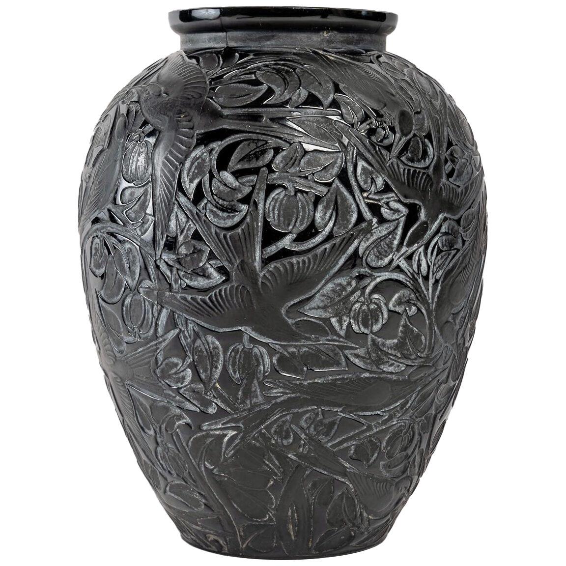 1923 René Lalique - Vase Martin Pecheurs Black Glass With White Patina