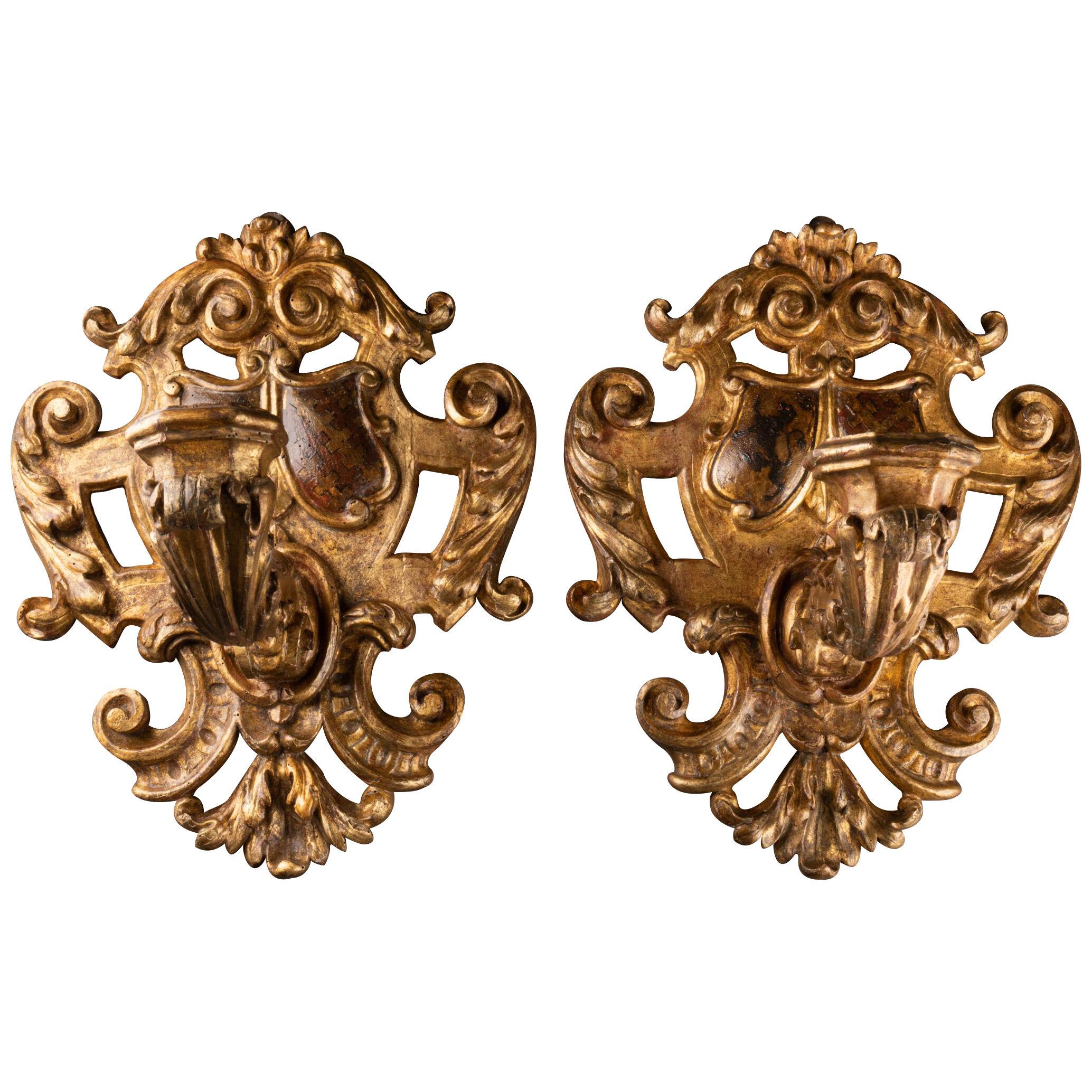Pair of armorial sconces Gilded wood and polychromy – Italy - 17th century