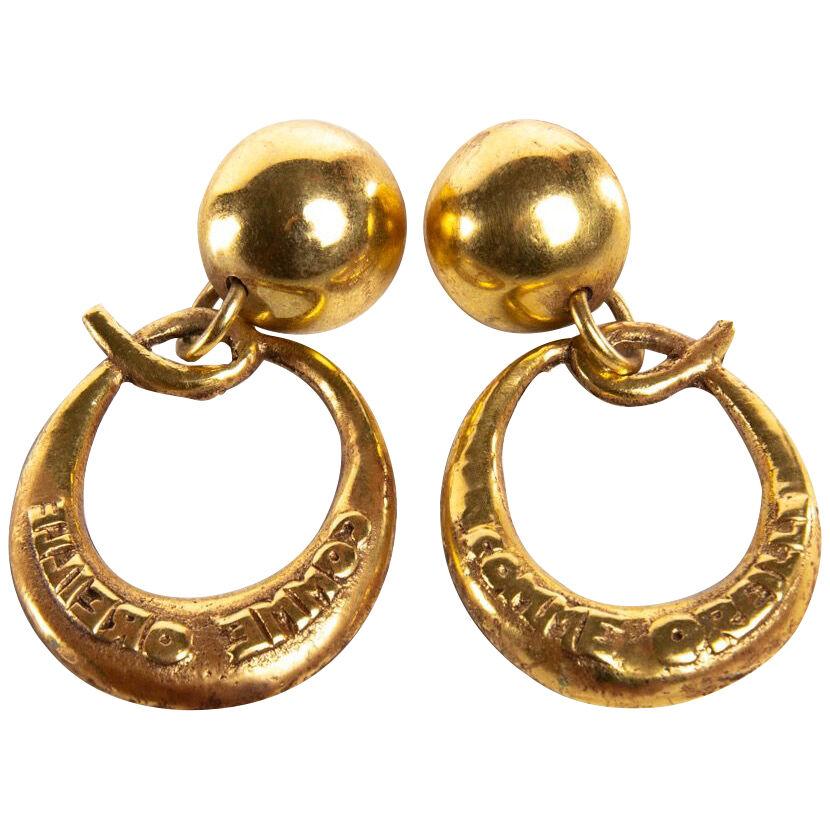 O comme oreille by Line Vautrin – pair of earrings in gilded bronze (France)