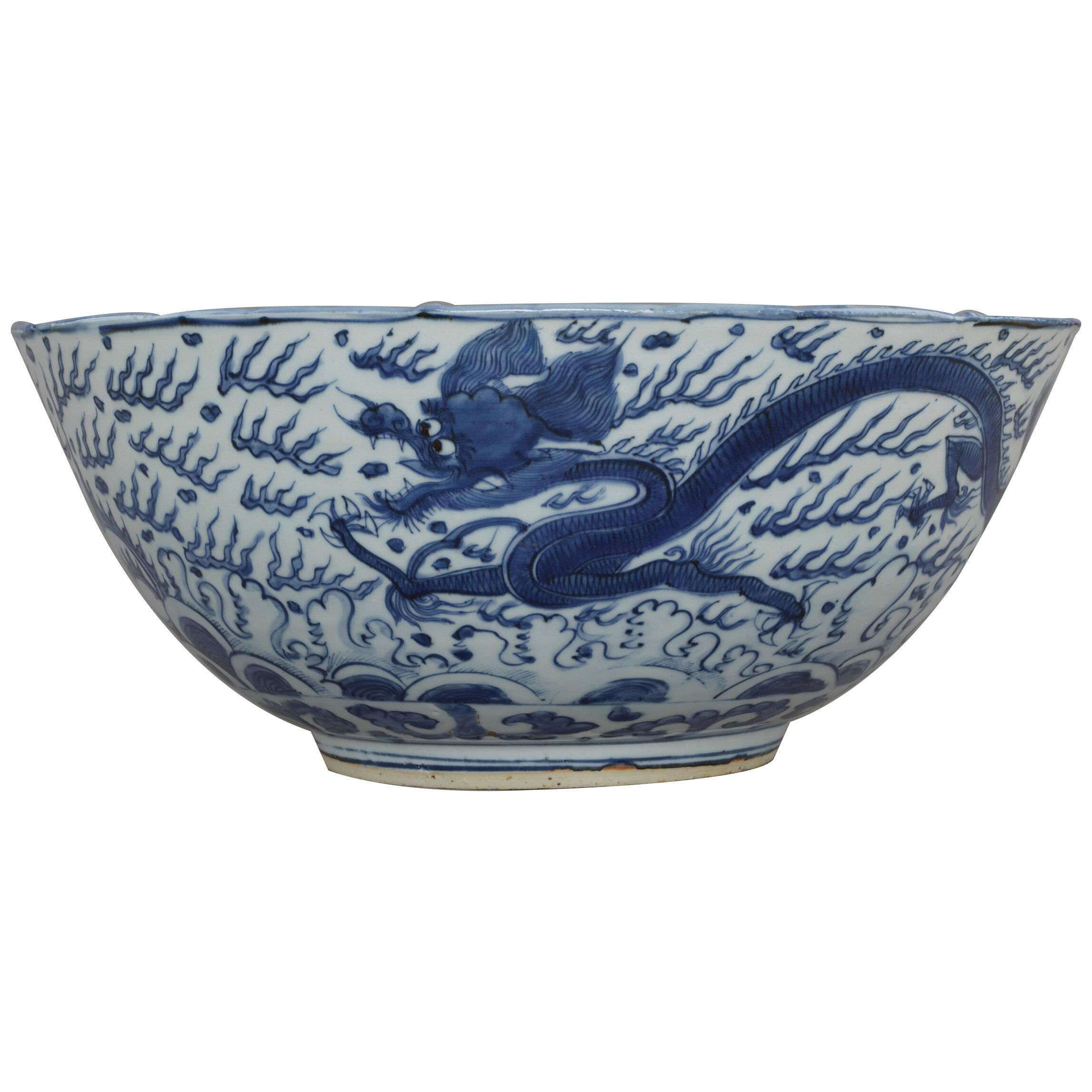 Chinese porcelain blue and white 'dragon and phoenix' bowl