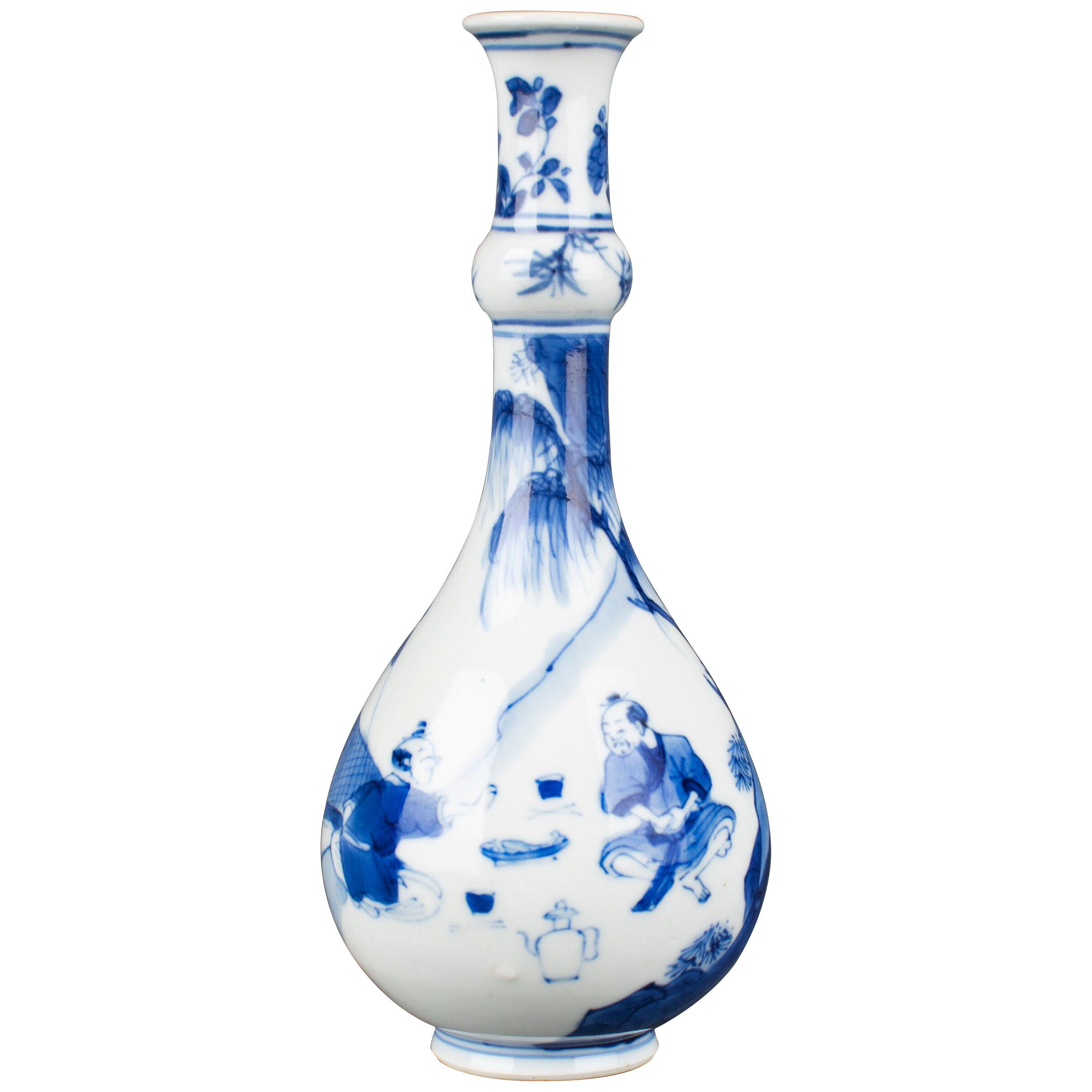 A Chinese porcelain blue and white pear shaped slender bottle vase 
