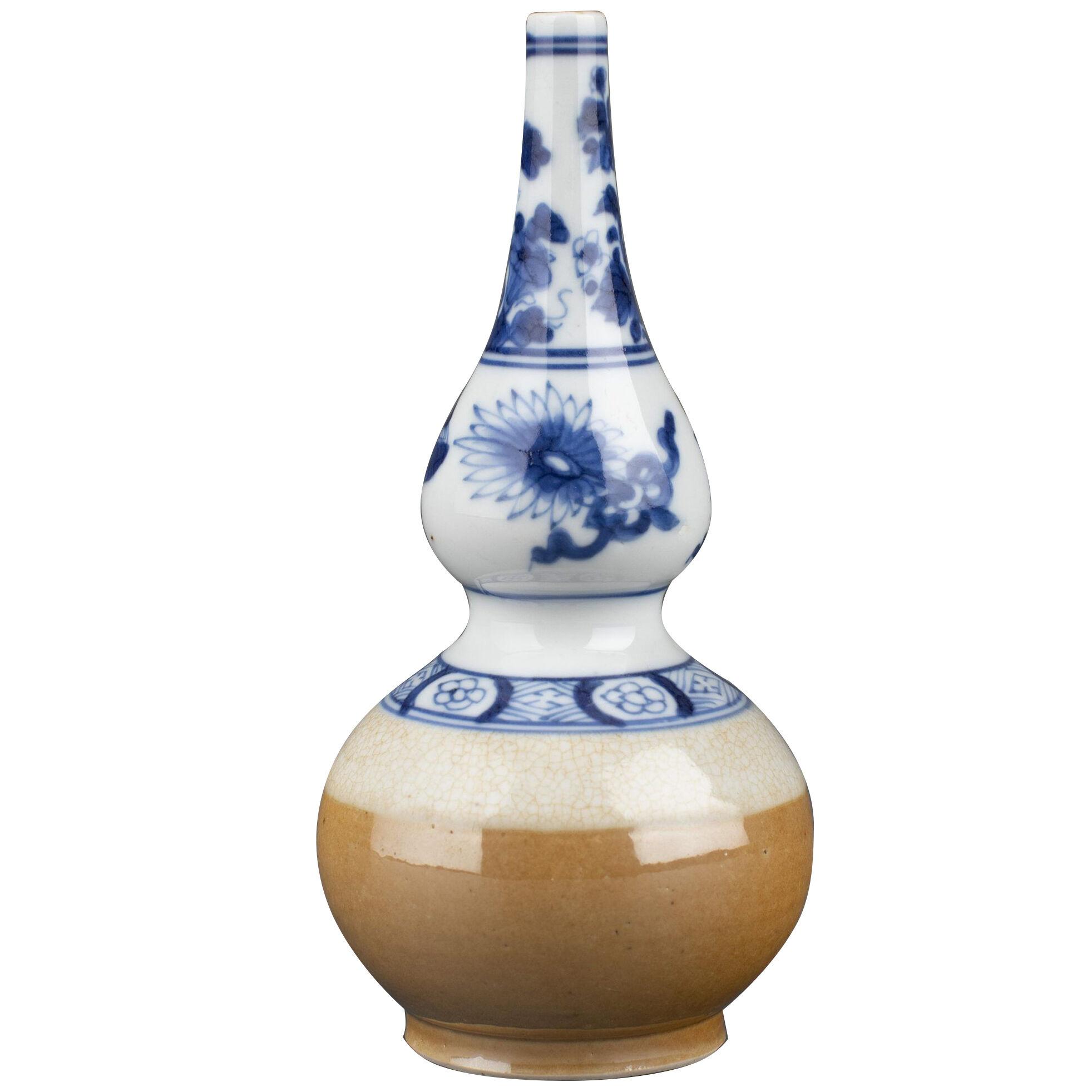 Chinese porcelain blue and white cafe au lait double-gourd rose water sprinkler
