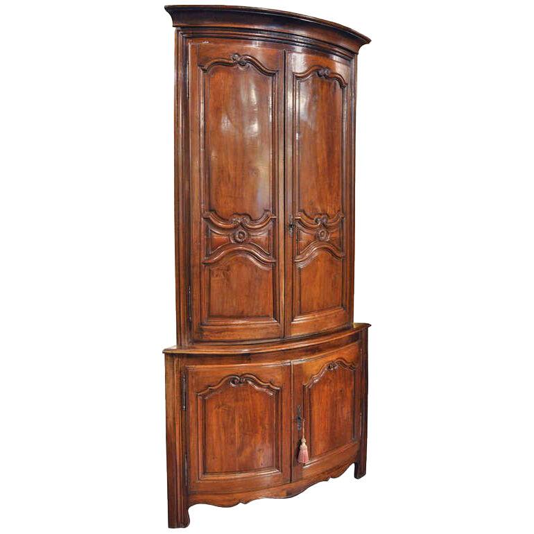 Early 19th Century French Louis XV Carved Walnut Two-Piece Bombe Corner Cabinet